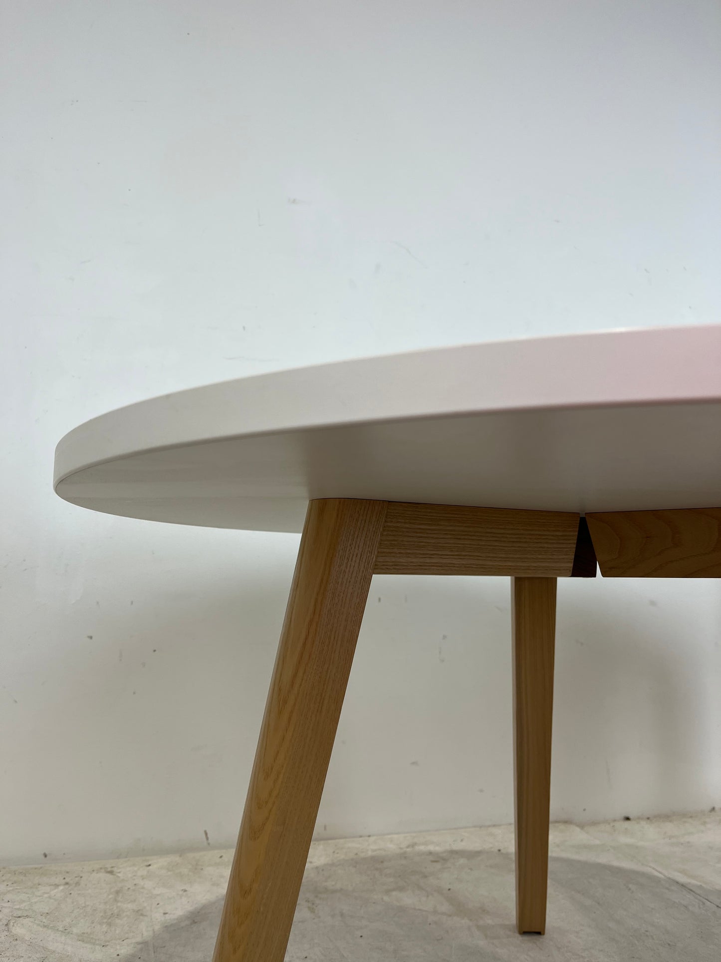 Minimalist White Round Circle Coffee Table (Pre-Loved)