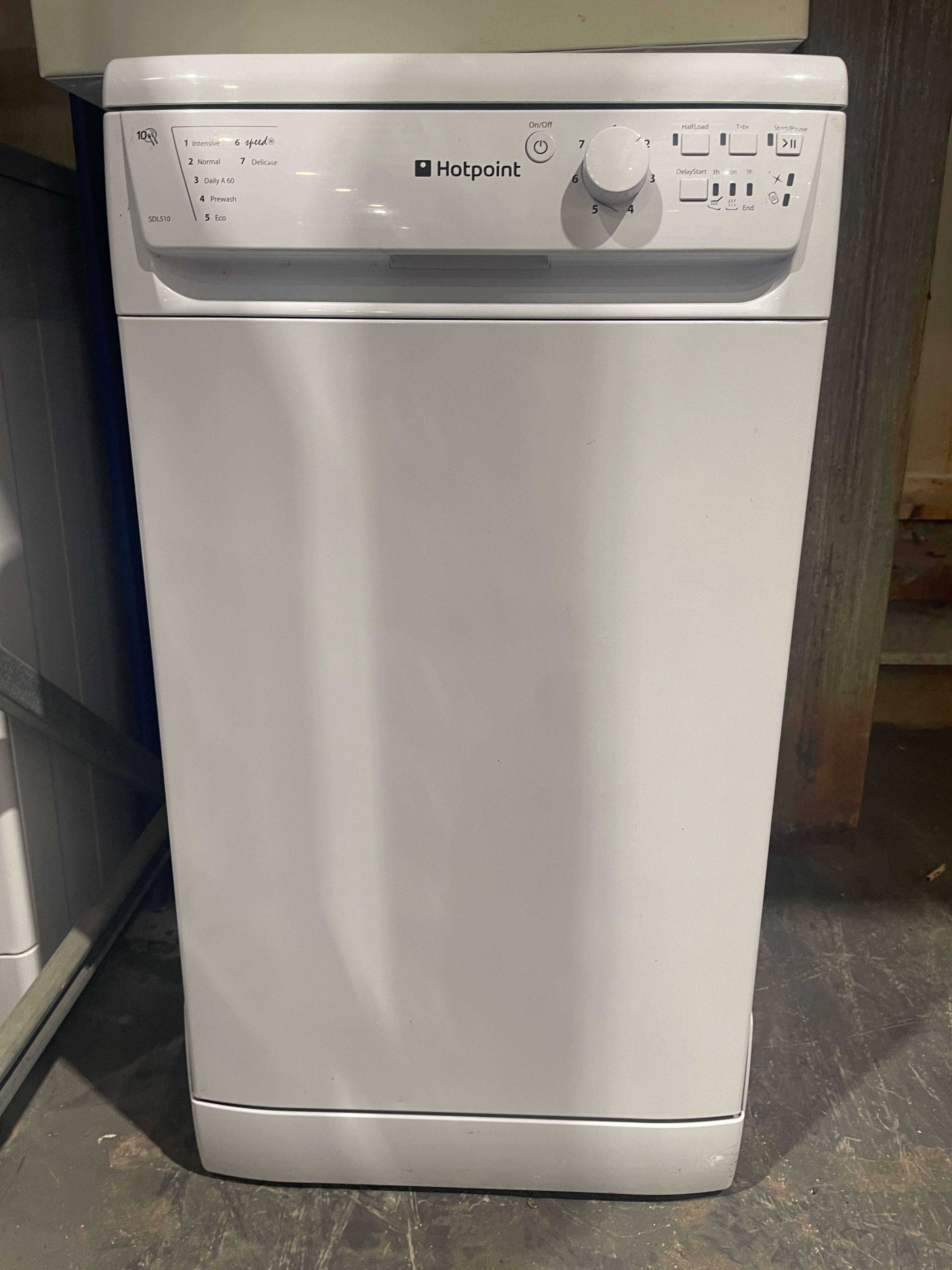 Hotpoint 10 Place Settings Freestanding Dishwasher (preloved) Renew