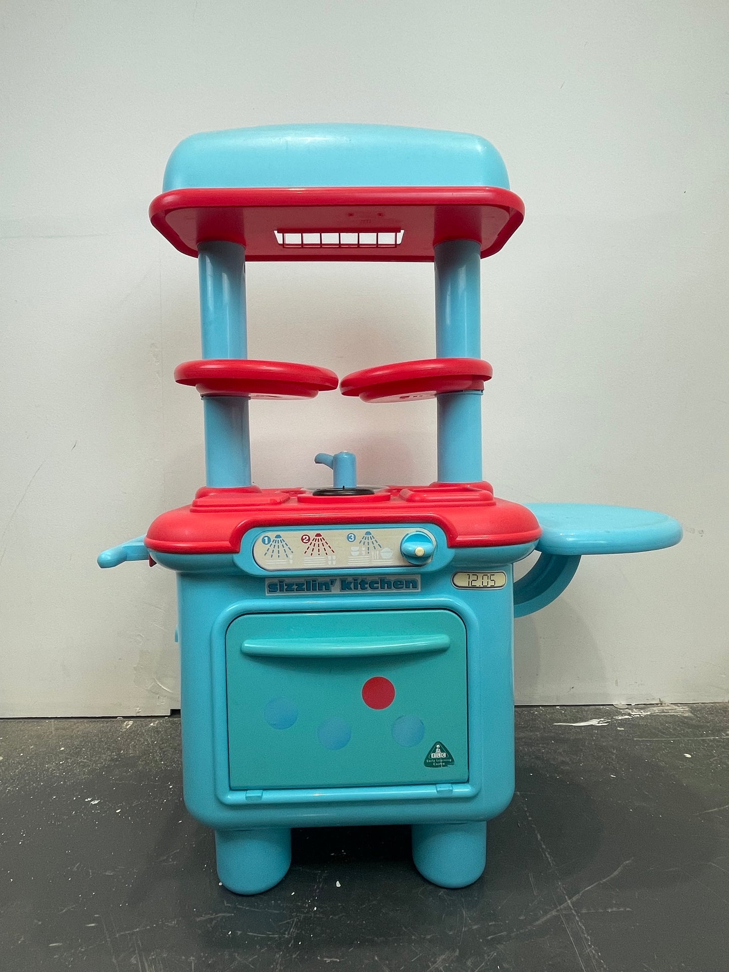 Children’s Blue/Red Toy Kitchen (Pre-loved)