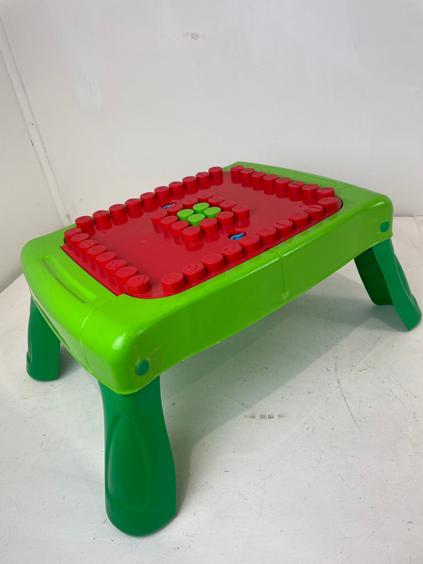 Mega Bloks Green/Red Table (Pre-loved)