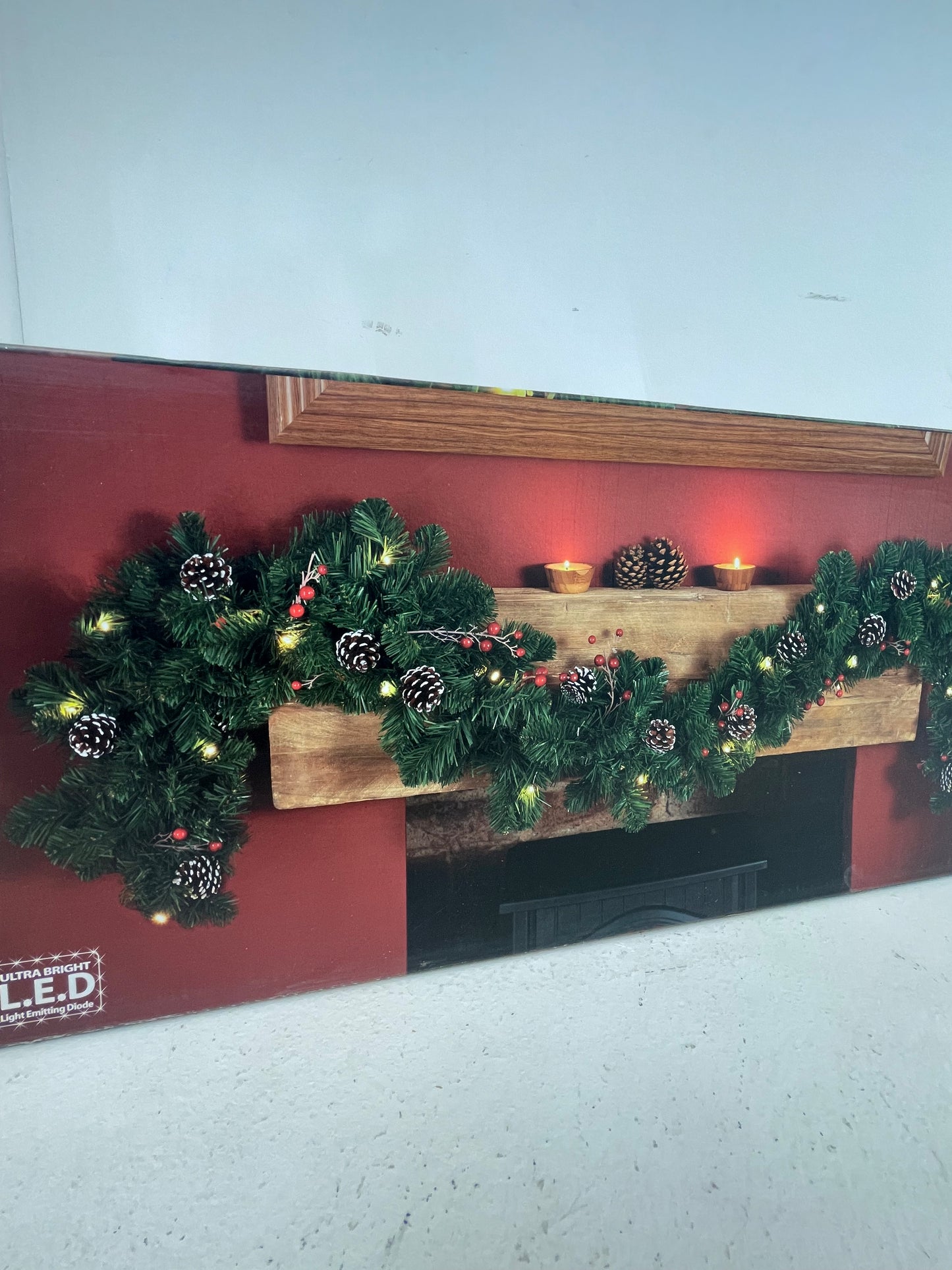 Pre-lit Garland with Pinecones & Berries (Pre-loved)